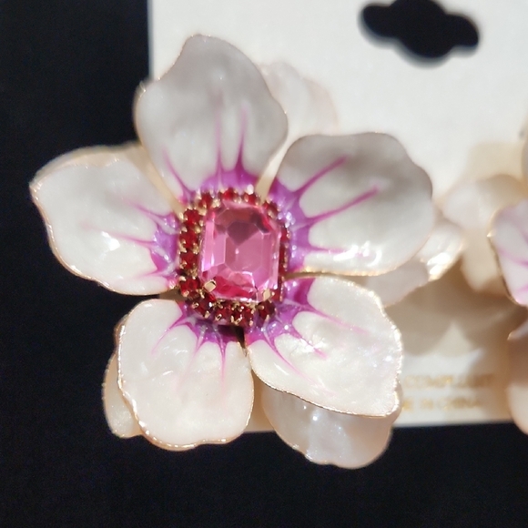 🔹️Natasha Couture 🔹️Pink and Cream Floral Earrings - Picture 3 of 5